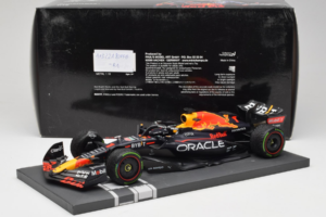 Red Bull Racing RB18 #1 M. Verstappen Japan GP Winner 2022 Minichamps 1:18 113221801FB-R1 Metall - pilt 7/8