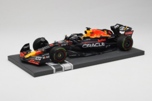 Red Bull Racing RB18 #1 M. Verstappen Japan GP Winner 2022 Minichamps 1:18 113221801FB-R1 Metall - pilt 2/8