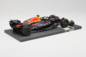 Red Bull Racing RB18 #1 M. Verstappen Japan GP Winner 2022 Minichamps 1:18 113221801FB-R1 Metall - pilt 3/8
