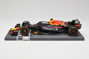 Red Bull RB18 Oracle #1 M. Verstappen Abu Dhabi GP 2022 Winner Minichamps 1:18 113222201 Vaik