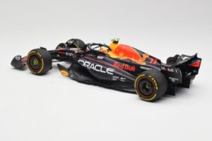 Red Bull RB19 #11 S. Perez Italian GP 2nd 2023 Minichamps 1:18 110231511 Metall - pilt 4/6