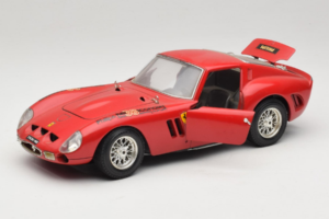 Ferrari 250 GTO Punane Bburago 1:18 B003 Metall - pilt 2/8