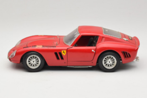 Ferrari 250 GTO Punane Bburago 1:18 B003 Metall - pilt 4/8
