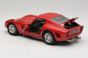 Ferrari 250 GTO Punane Bburago 1:18 B003 Metall - pilt 5/8