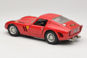 Ferrari 250 GTO Punane Bburago 1:18 B003 Metall - pilt 7/8