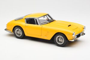 Ferrari 250 GT SWB Kollane CMC 1:18 M-054 Metall - pilt 4/6