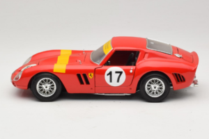 Ferrari 250 GTO #17 Bburago Sammlerborse Punane Bburago 1:18 3007-P1 Metall - pilt 4/8