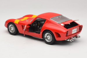 Ferrari 250 GTO #17 Bburago Sammlerborse Punane Bburago 1:18 3007-P1 Metall - pilt 5/8