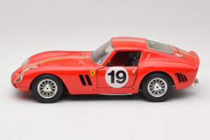Ferrari 250 GTO #19 Punane Triibud 1962 Bburago 1:18 3011-P3 Metall - pilt 4/8