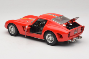 Ferrari 250 GTO #19 Punane Triibud 1962 Bburago 1:18 3011-P3 Metall - pilt 5/8