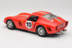 Ferrari 250 GTO #19 Punane Triibud 1962 Bburago 1:18 3011-P3 Metall - pilt 7/8