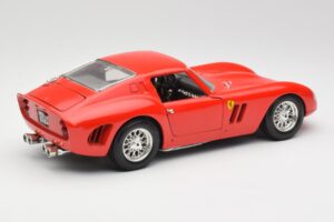 Ferrari 250 GTO Punane Bburago 1:18 3011 Metall - pilt 3/8