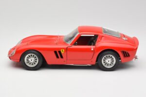 Ferrari 250 GTO Punane Bburago 1:18 3011 Metall - pilt 4/8
