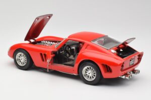 Ferrari 250 GTO Punane Bburago 1:18 3011 Metall - pilt 5/8