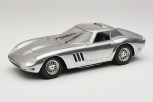Ferrari 275 GTB Chrome Hõbedane Guiloy 1:18 B004 Metall
