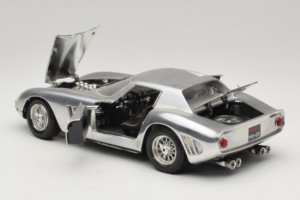 Ferrari 275 GTB Chrome Hõbedane Guiloy 1:18 B004 Metall - pilt 5/8