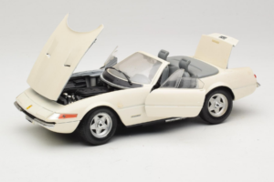 Ferrari 365 GTS/4 Spider Valge Techno Giodi 1:18 40028 Metall - pilt 2/8