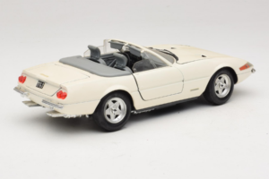 Ferrari 365 GTS/4 Spider Valge Techno Giodi 1:18 40028 Metall - pilt 3/8