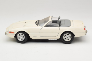 Ferrari 365 GTS/4 Spider Valge Techno Giodi 1:18 40028 Metall - pilt 4/8