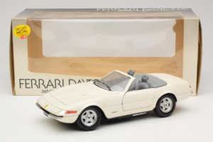Ferrari 365 GTS/4 Spider Valge Techno Giodi 1:18 40028 Metall - pilt 8/8