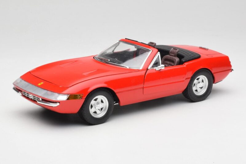 Ferrari 365 GTS Punane Solido 1:18 8017 Metall