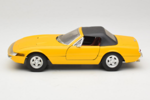 Ferrari 365 GTS Kollane Musta Katusega Solido 1:18 8018 Metall - pilt 4/8