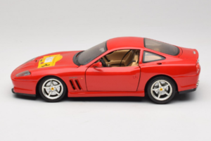Ferrari 550 Maranello 22 Jahre Ferrari Model Club Punane Bburago 1:18 3064-P2 Metall - pilt 4/8