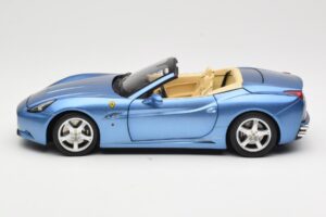 Ferrari California Helesinine Hot Wheels 1:18 N2043 Metall - pilt 4/8