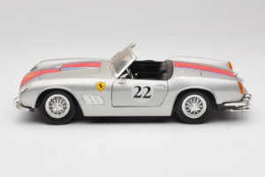 Ferrari California #22 Hõbe Punane Triip 1966 Tonka 1:18 01109-S2 Metall - pilt 4/8