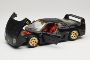 Ferrari F40 Must Kuldiste Ratastega Bburago 1:18 3032-B2 Metall - pilt 2/8