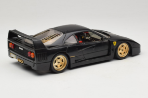 Ferrari F40 Must Kuldiste Ratastega Bburago 1:18 3032-B2 Metall - pilt 3/8