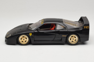 Ferrari F40 Must Kuldiste Ratastega Bburago 1:18 3032-B2 Metall - pilt 4/8