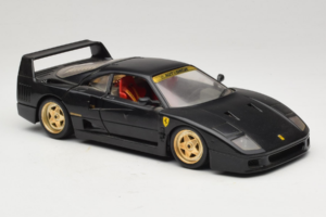 Ferrari F40 Must Kuldiste Ratastega Bburago 1:18 3032-B2 Metall - pilt 6/8