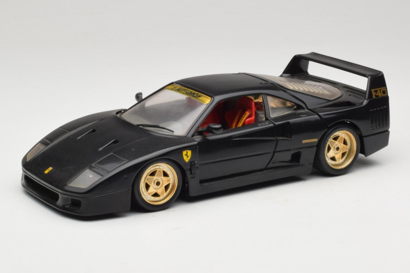 Ferrari F40 Must Kuldiste Ratastega Bburago 1:18 3032-B2 Metall