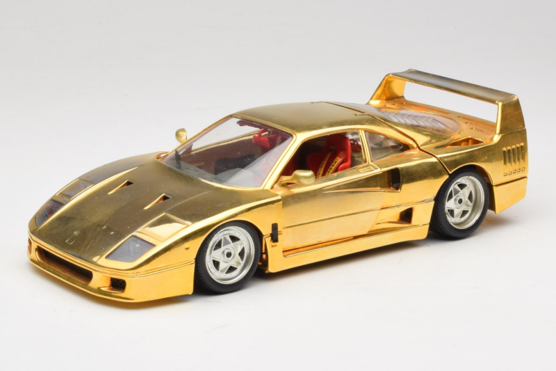 Ferrari F40 Chrome Gold Limited Edition 250 pcs Bburago 1:18 3332-G1 Metall