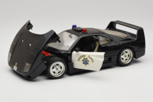 Ferrari F40 Highway Patrol Must Valge Bburago 1:18 3022-H1 Metall - pilt 2/8