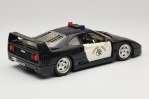 Ferrari F40 Highway Patrol Must Valge Bburago 1:18 3022-H1 Metall - pilt 3/8