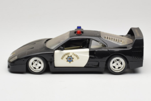Ferrari F40 Highway Patrol Must Valge Bburago 1:18 3022-H1 Metall - pilt 4/8