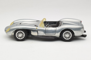 Ferrari Testa Rossa Chrome Silver Hot Wheels 1:18 25737 Metall - pilt 4/8
