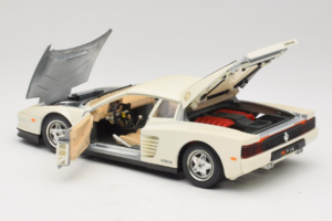 Ferrari Testarossa Valge Bburago 1:18 3019-W1 Metall - pilt 5/8