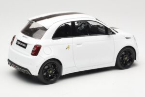 Abarth 500e Valge IXO 1:18 MCG18497 Metall - pilt 2/6