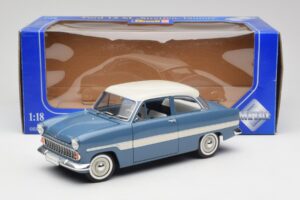 Ford Taunus 12M P2 Sinine Triibud Revell 1:18 08880-M1 Metall - pilt 8/8
