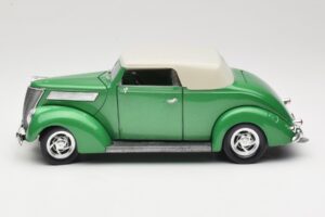 Ford Kabriolett Roheline Road Signature 1:18 92239 Metall - pilt 4/8