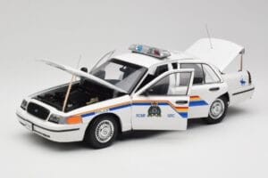 Ford Crown Victoria RCMP Police Car AUTOart 1:18 72706 Metall - pilt 2/8