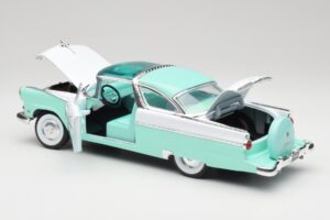 Ford Crown Victoria Seafoam Roheline & Valge Road Legends 1:18 92138 Metall - pilt 4/7