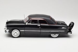 Ford Deluxe Kabriolett Must Maisto 1:18 31681 Metall - pilt 4/8