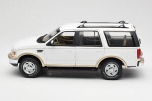Ford Expedition Eddie Bauer Valge UT Models 1:18 22712 Metall - pilt 4/8
