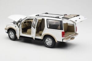 Ford Expedition Eddie Bauer Valge UT Models 1:18 22712 Metall - pilt 5/8