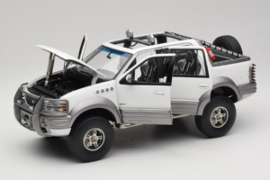 Ford Expedition Himalaya White AUTOart 1:18 72781 Metall - pilt 2/8