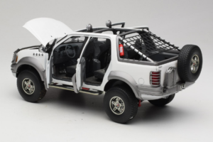 Ford Expedition Himalaya White AUTOart 1:18 72781 Metall - pilt 5/8